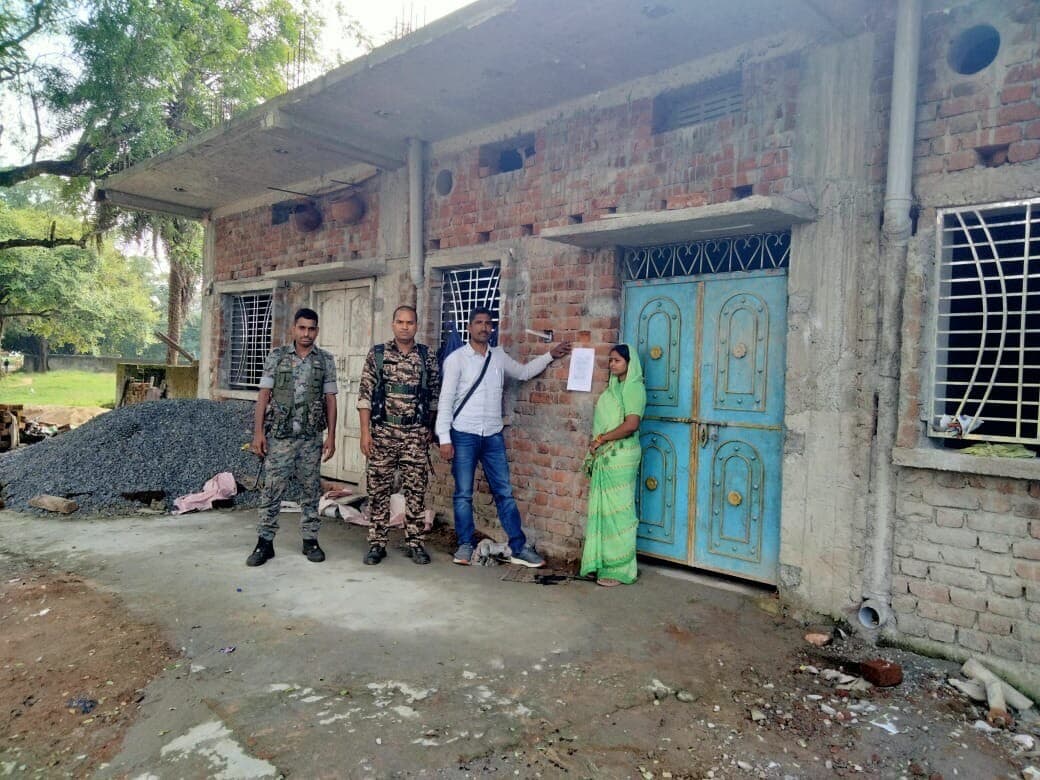 Giridih News :प्रयागराज पुलिस ने चिपकाया इश्तेहार