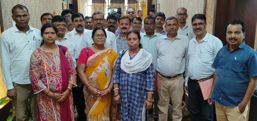 Bokaro News : टेट की अनिवार्यता का शिक्षकों ने किया विरोध, डीसी को सौंपा मांगपत्र