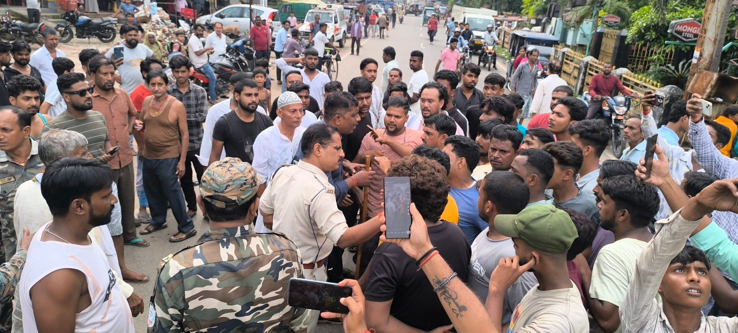 Giridih News :बिजली संकट से नाराज लोगों ने किया रोड जाम