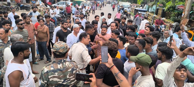 Giridih News :बिजली संकट से नाराज लोगों ने किया रोड जाम