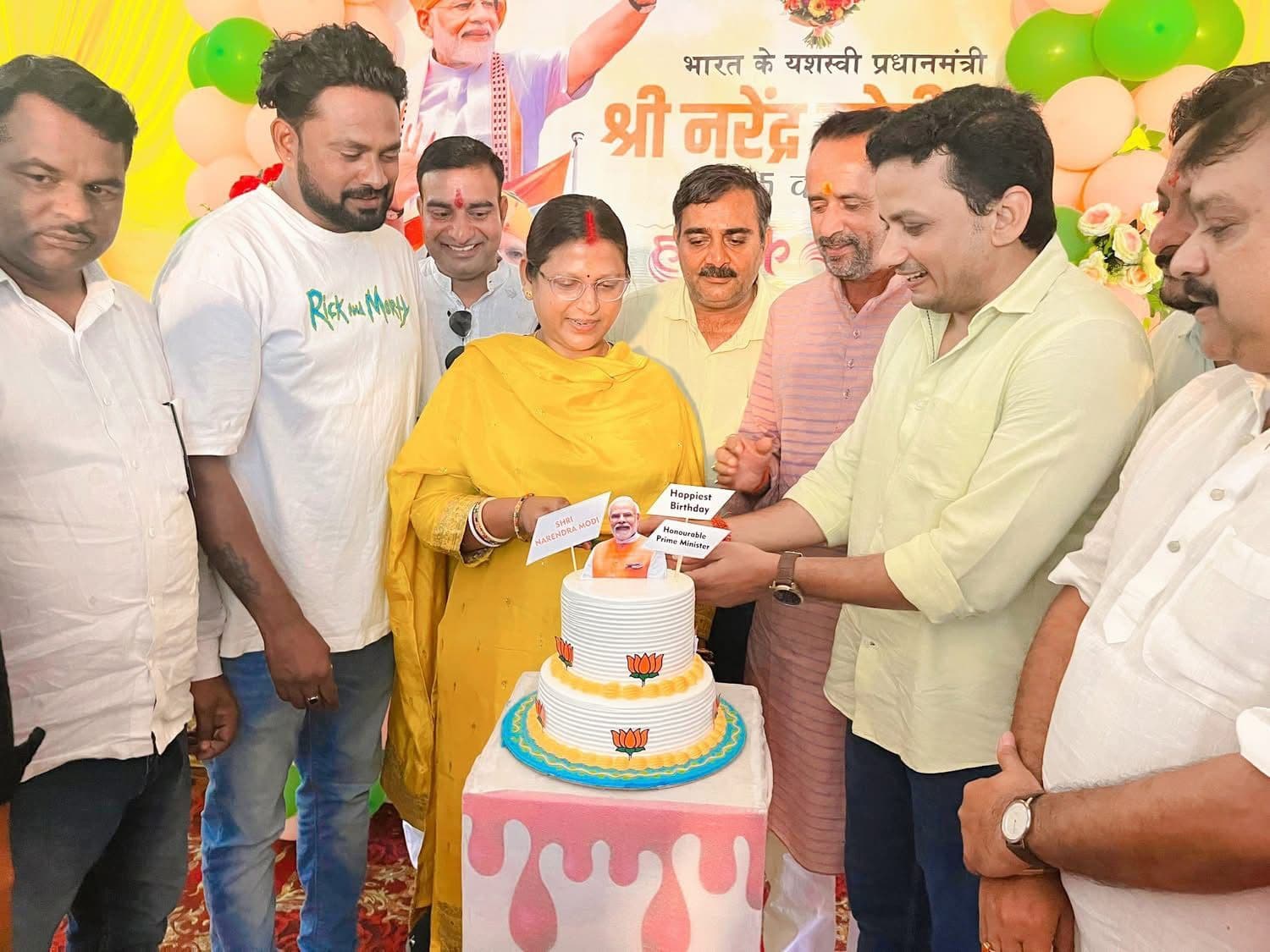 Giridih News :भाजपाइयों ने मनाया प्रधानमंत्री नरेंद्र मोदी का जन्मदिन