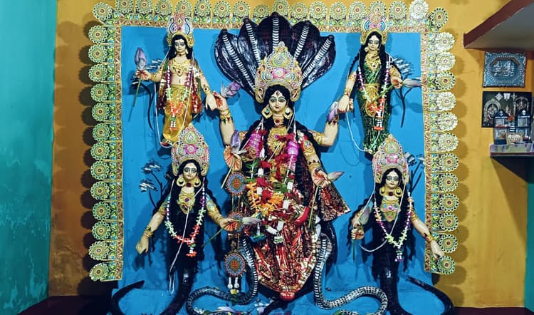 Seraikela Kharsawan News : मां मनसा की पूजा कर निरोग रहने का आशीर्वाद मांगा