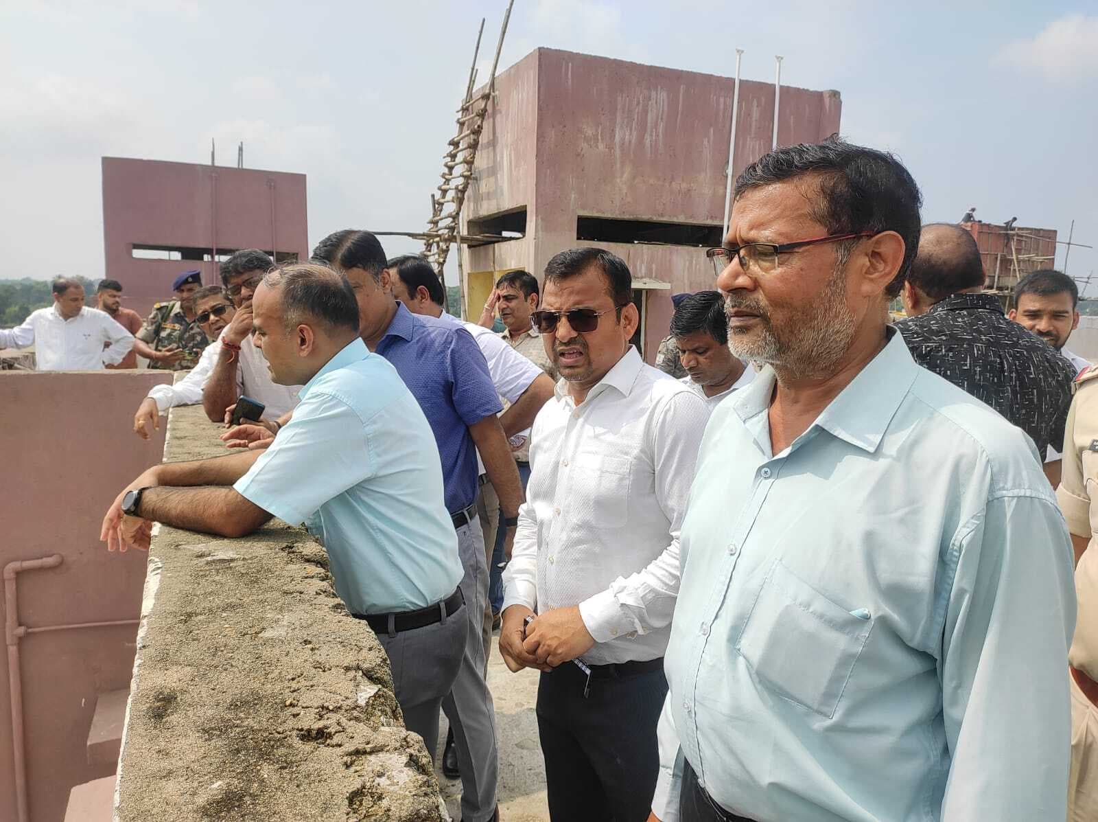 Jamshedpur News : डीसी के निरीक्षण में अधिकारियों के फिटनेस की हुई अनूठी जांच, कई लगे हांफने