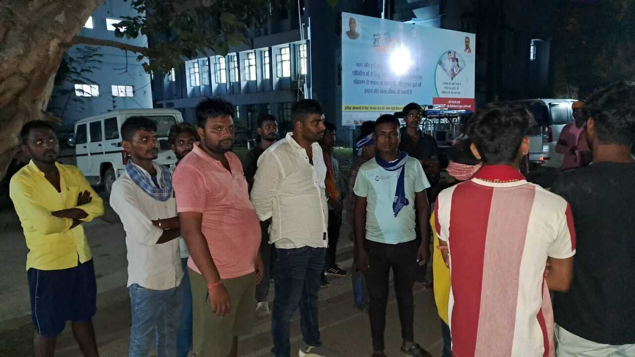 सड़क हादसे में बाइक सवार साला- बहनोई की मौत, पसरा मातम