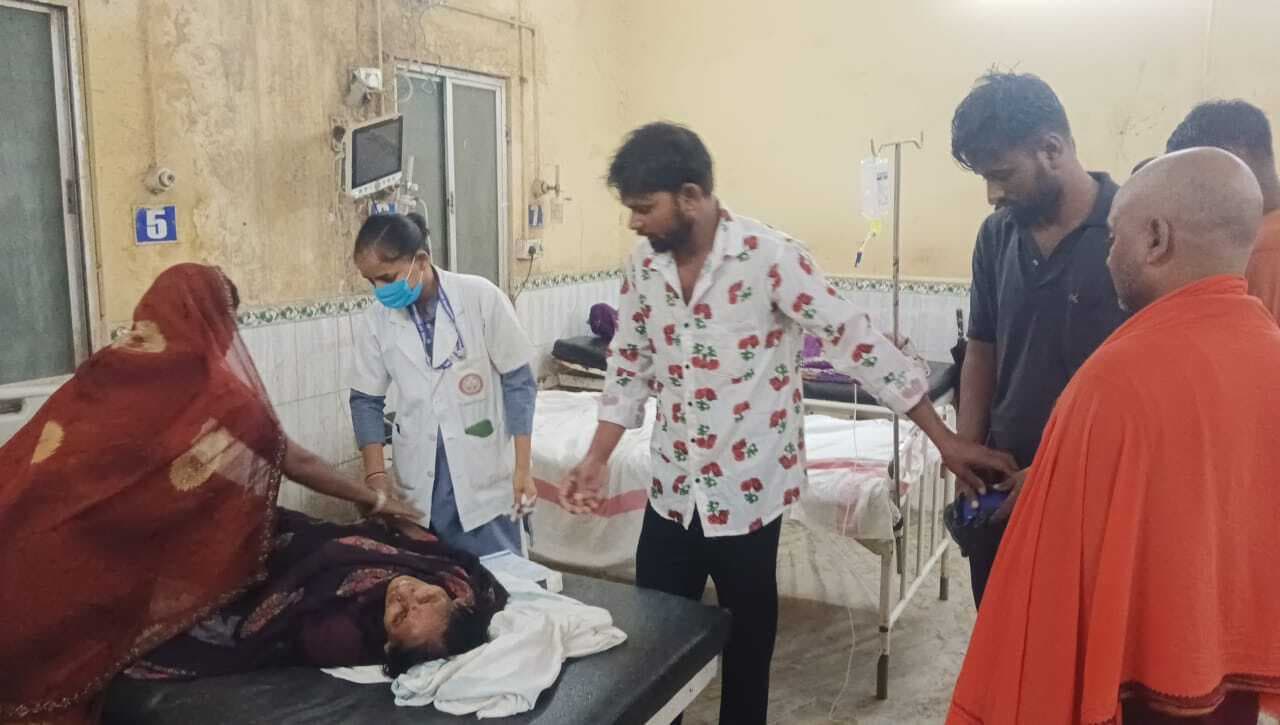 चैनपट्टी में खेत से लौट रहे दंपती पर गिरा ठनका, पति की गयी जान, पत्नी गंभीर