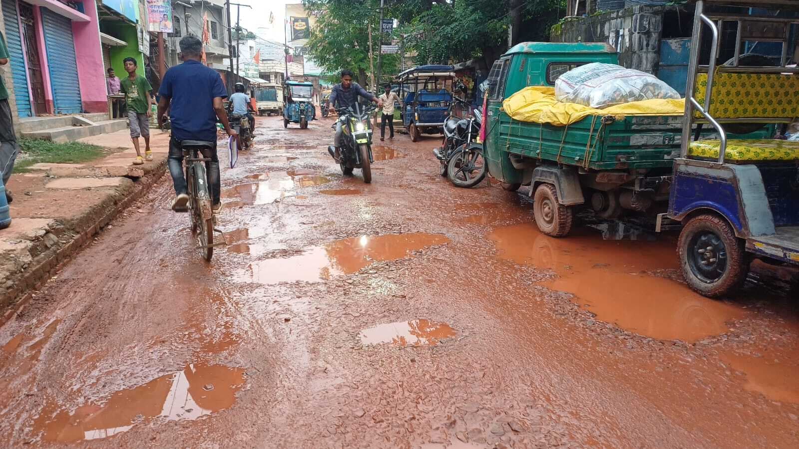 दुर्गा पूजा में शहर की मुख्य सड़कों का नहीं होगा निर्माण, टूटी सड़कें  माता के भक्तों को करेंगी परेशान