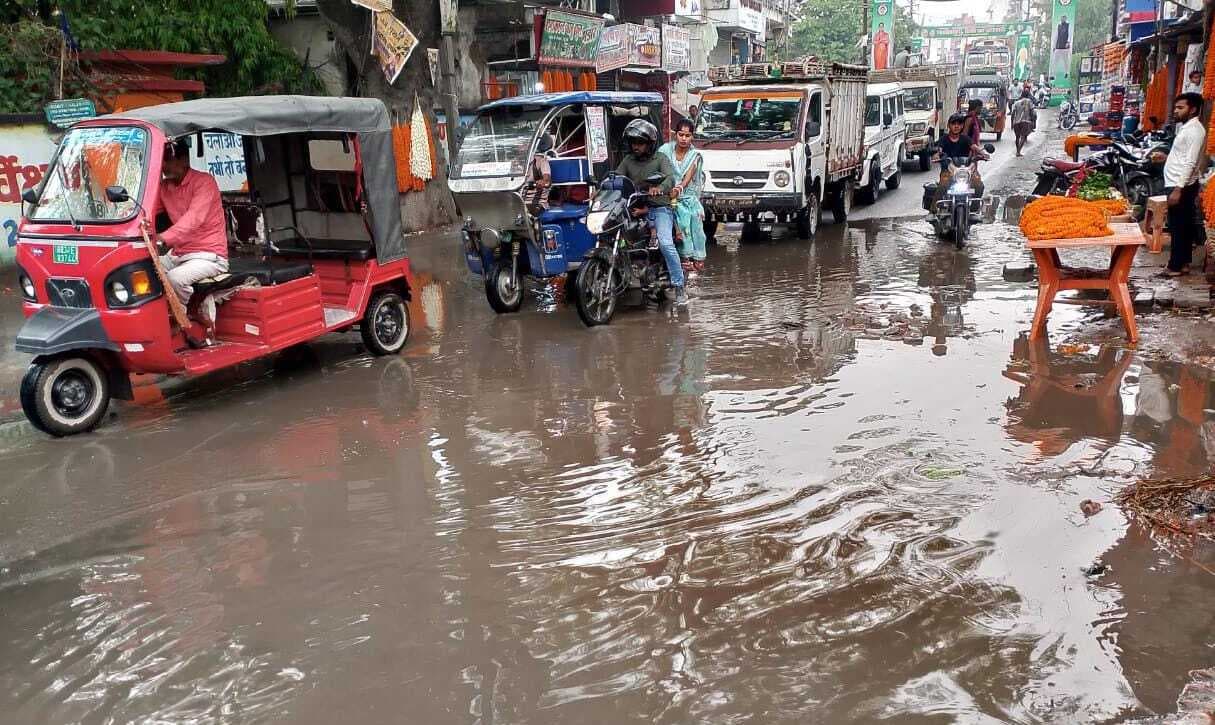 hajipur news. जलजमाव से गड्ढे में तब्दील हुईं सड़कें