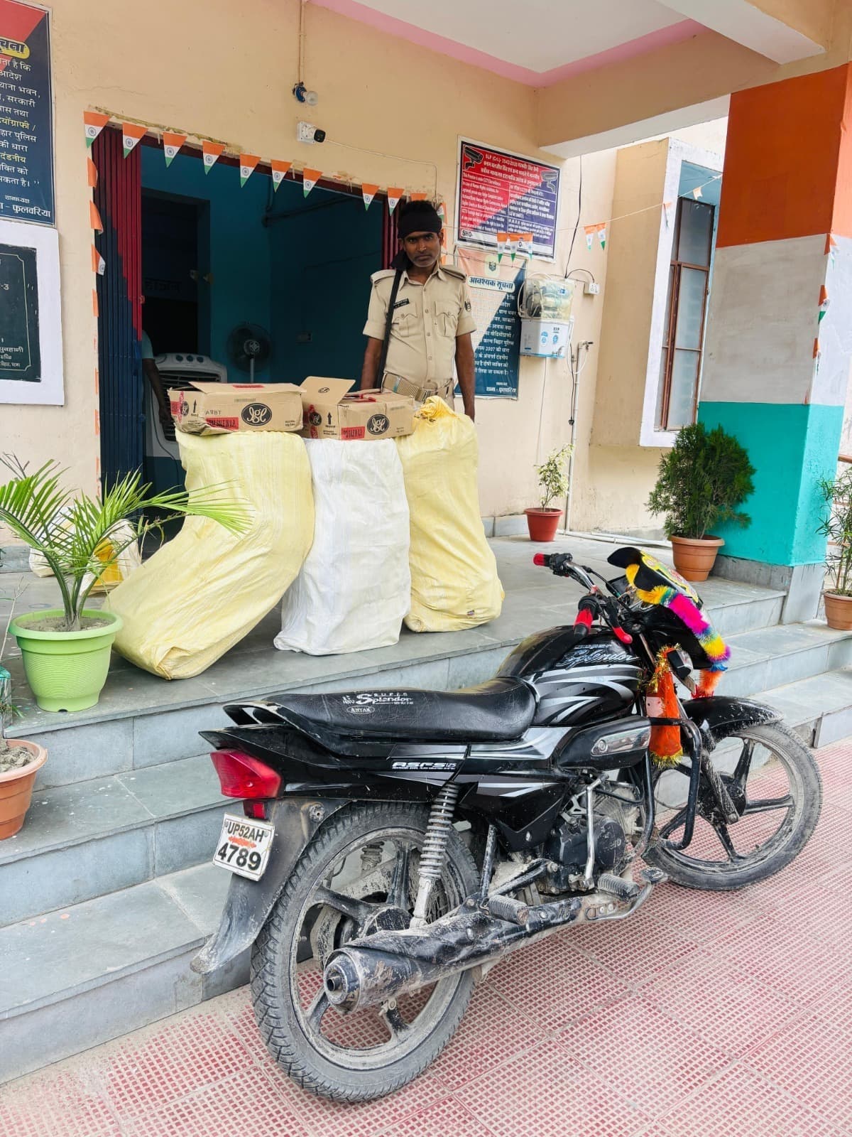 विभिन्न थानों में वाहन जांच के दौरान 549 लीटर शराब बरामद, दो बाइकें और एक नाव जब्त