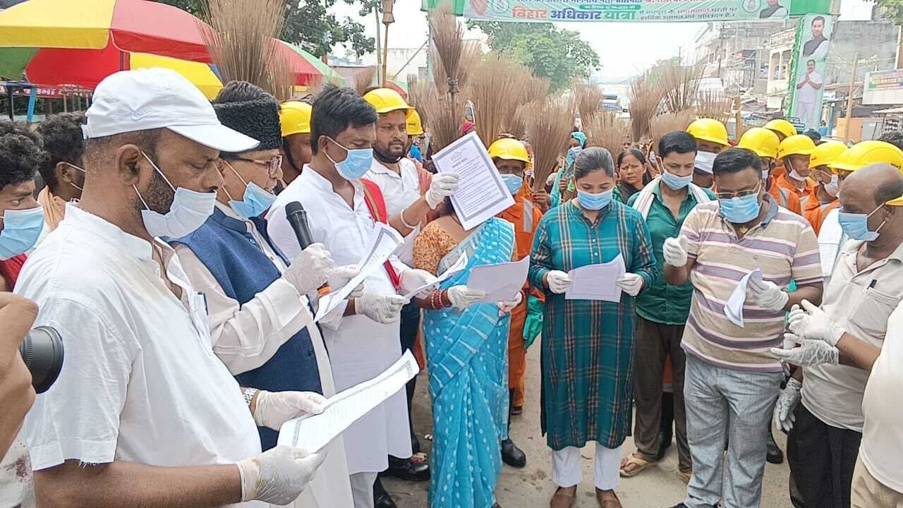 स्वच्छता ही सेवा है " कार्यक्रम, साफ-सफाई कर ब्लीचिंग पाउडर का छिड़काव