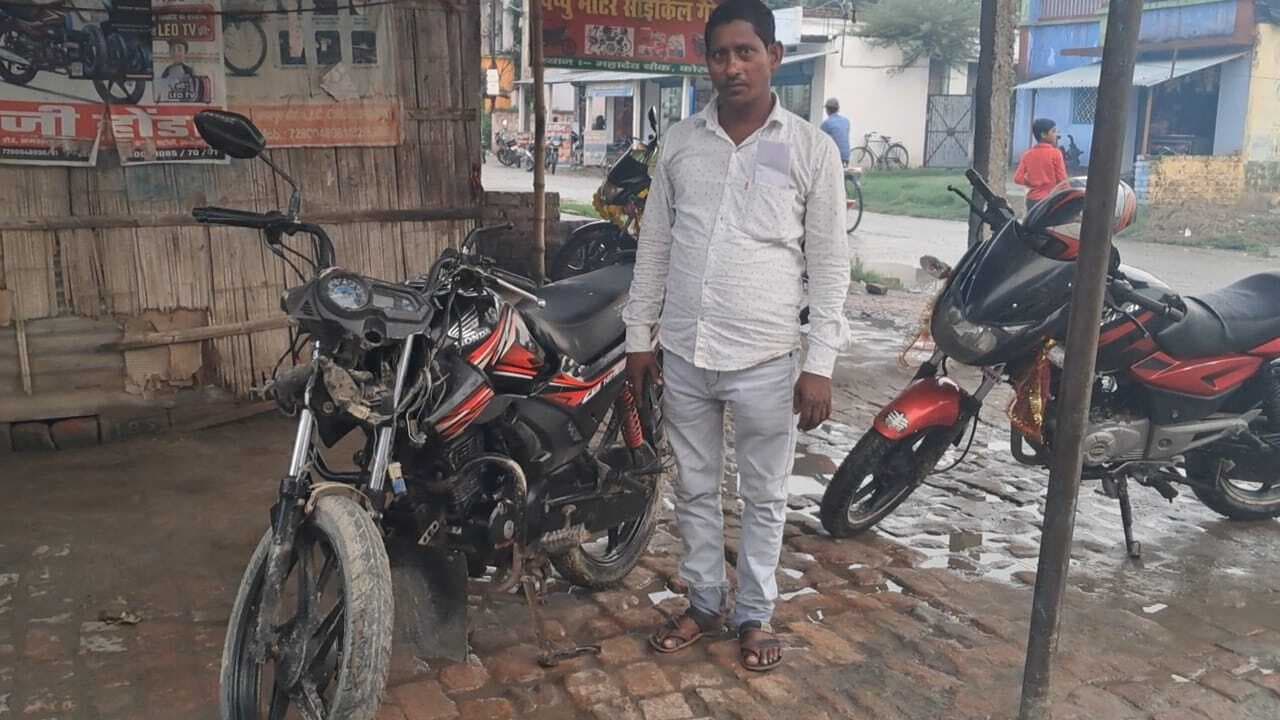 Samastipur News:तेज रफ्तार कार ने बाइक व बिजली के पोल को किया क्षतिग्रस्त