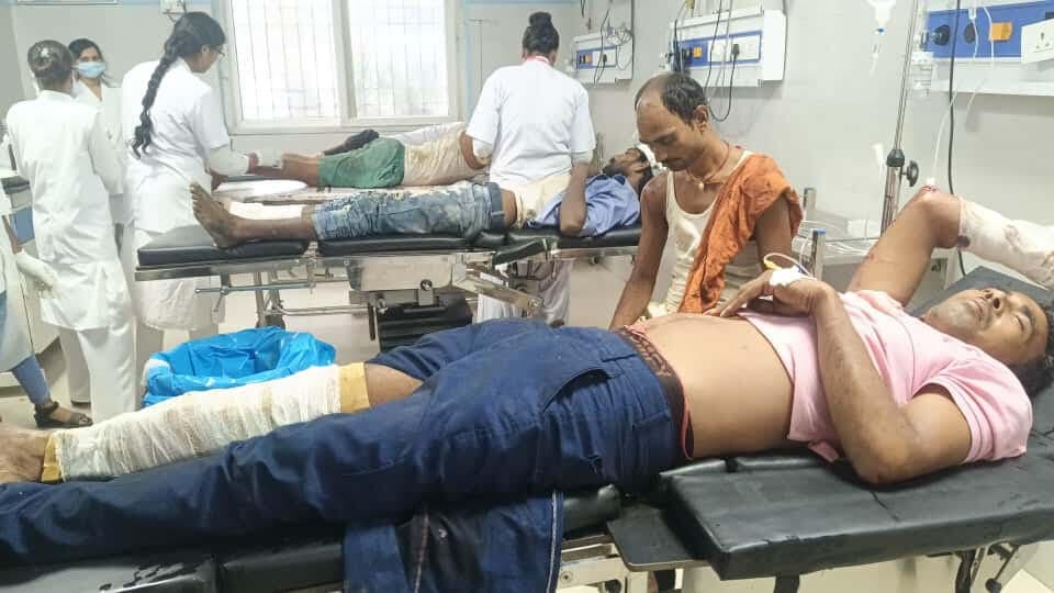 अज्ञात वाहन की ठोकर से पिकअप पलटा, आठ मजदूर जख्मी