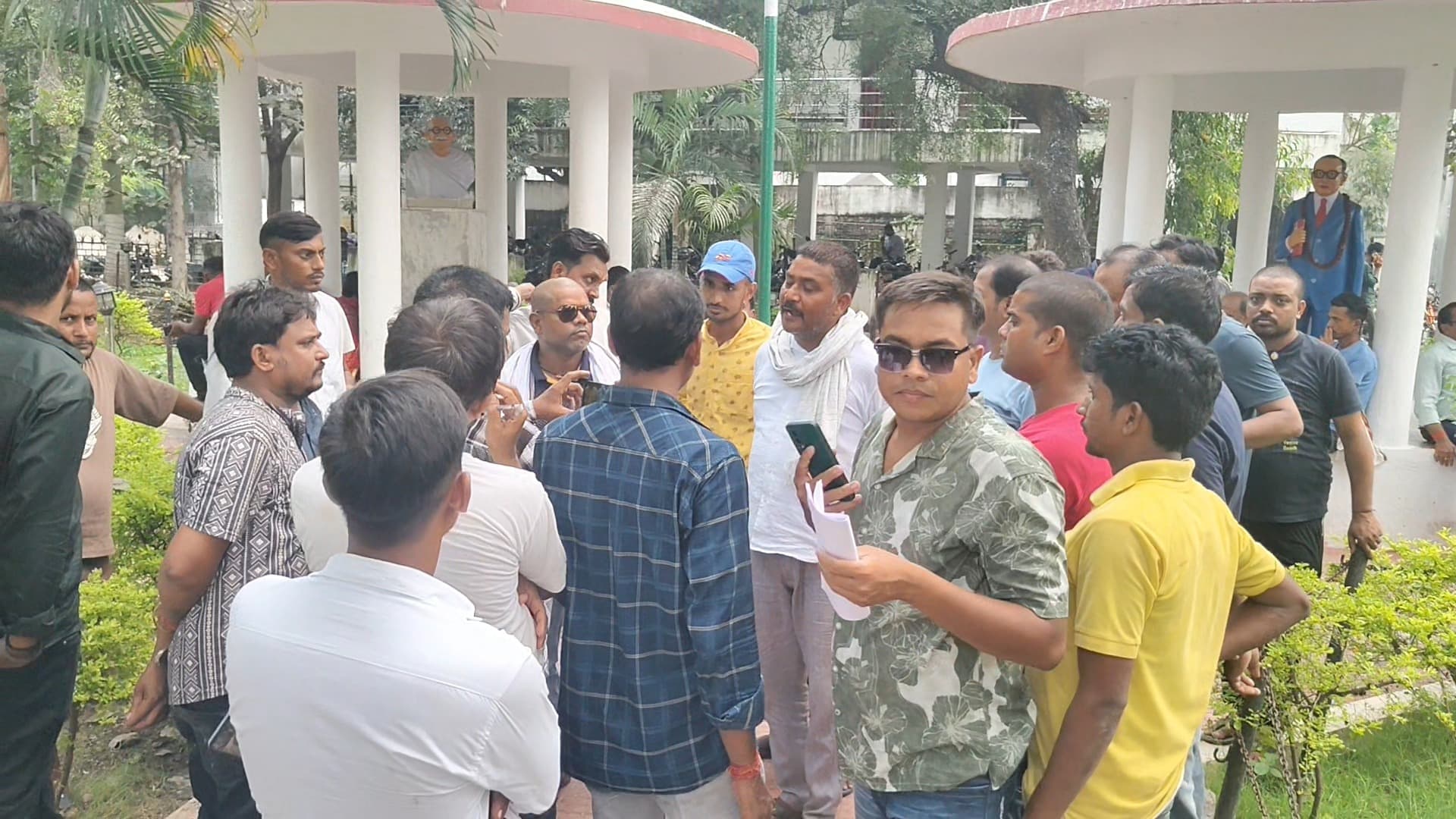 पुलिस के खिलाफ व्यवसायियों में आक्रोश, विरोध में बालूगंज बाजार बंद