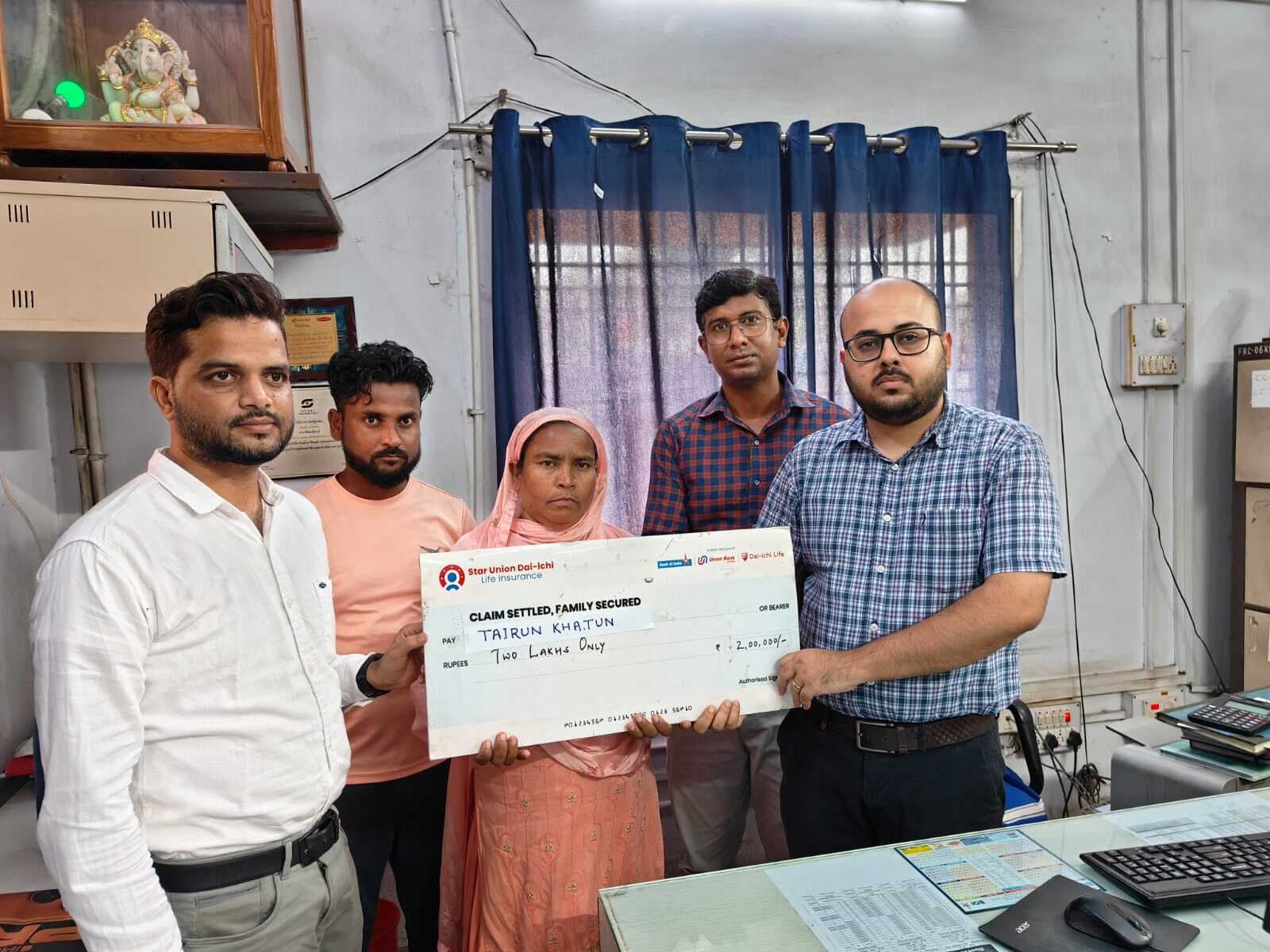 लाभुक को बीमा क्लेम का दिया गया चेक