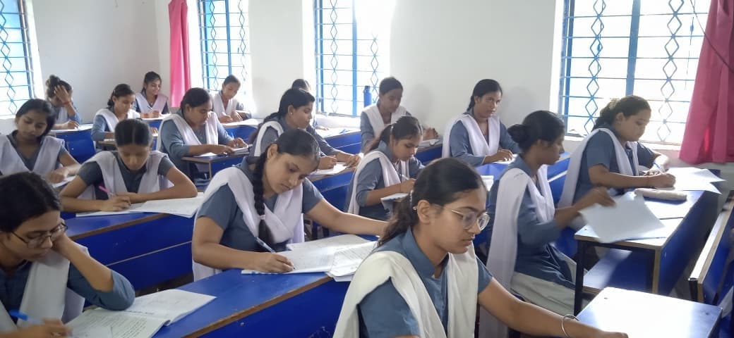 हाईस्कूल में इंटरमीडिएट परीक्षा शुरू