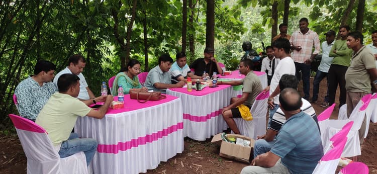 Dhanbad News : जिला स्तरीय टीम ने बर्बाद हुई फसल की जांच की