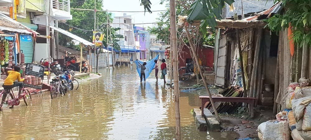 अयोध्या गंज बाजार की मुख्य सड़क डूबी, परेशानी
