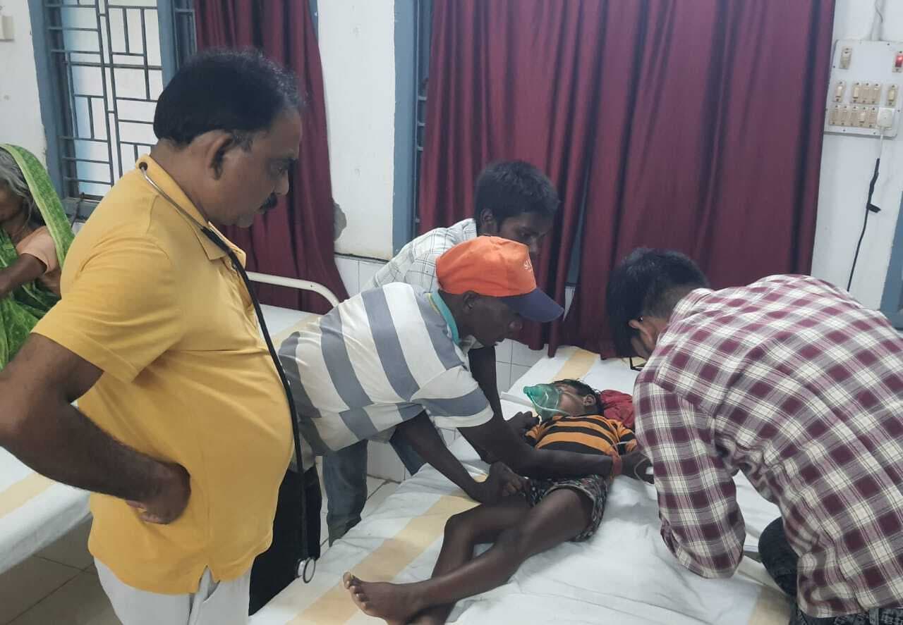 खेलने के दौरान पानी भरे गड्ढे में बालक डूबा, देवघर रेफर