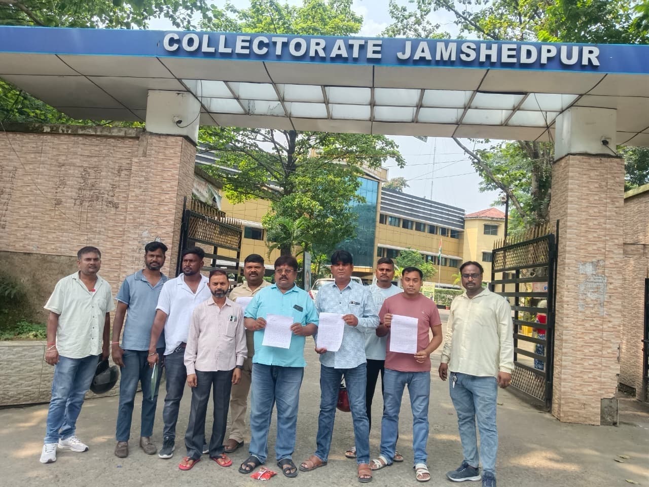 Jamshedpur news. साउंड एंड लाइट के संचालक डीसी से मिले