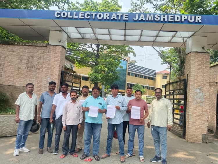 Jamshedpur news. साउंड एंड लाइट के संचालक डीसी से मिले