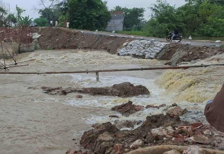 तेज उफान पर डंगरी नदी, डायवर्सन ठीक करने के नाम पर खानापूर्ति