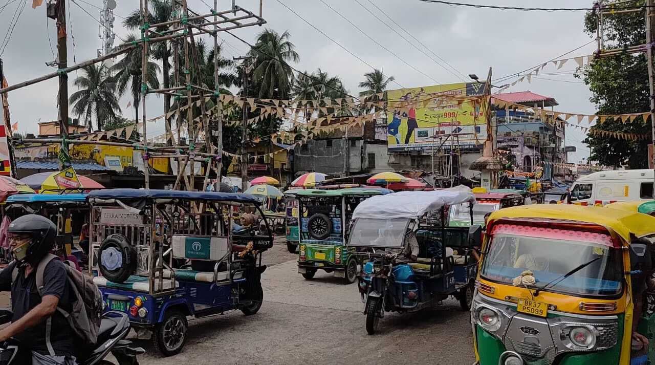 अवैध पार्किंग से लगता है शहर में जाम