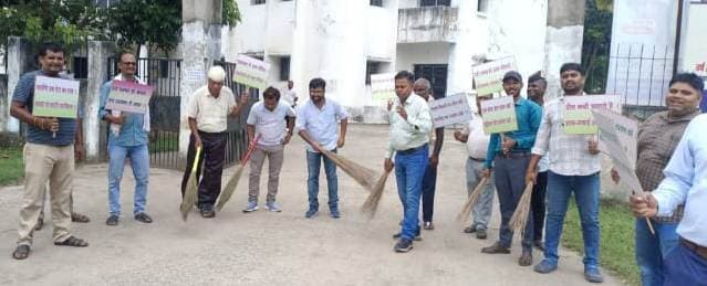 प्रखंड में सफाई अभियान चला स्वच्छता का दिया संदेश
