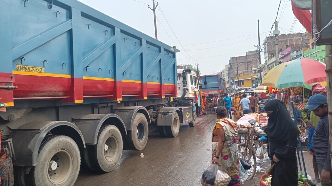 बड़े वाहनों के आवागमन के कारण जाम से जूझ रहे तारापुर शहरवासी