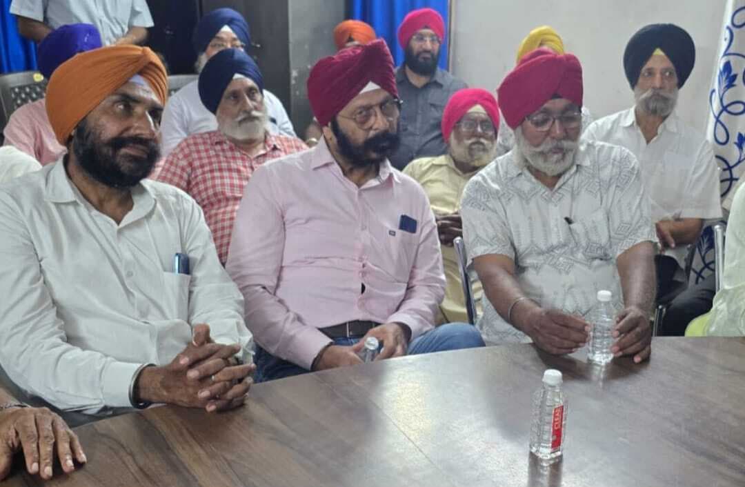 Jamshedpur news. पंजाब बाढ़ पीड़ितों को सरजामदा व गोलपहाड़ी ने सौंपे 29 हजार रुपये