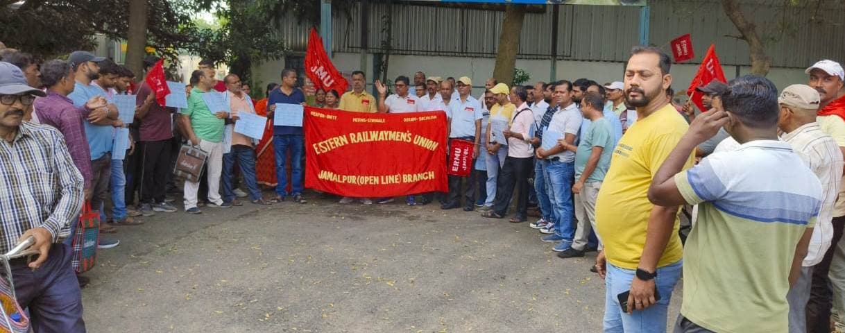 आठवें वेतन आयोग गठन व जनवरी से लागू करने की मांग को लेकर यूनियन नेताओं ने किया प्रदर्शन