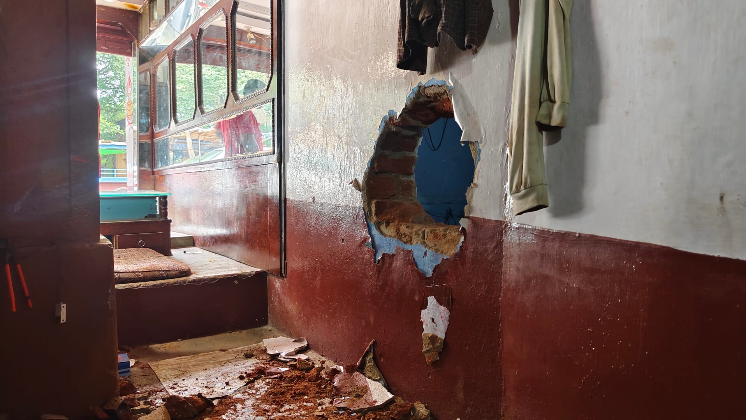 पालोजोरी में ज्वेलरी दुकानों में सेंधमारी, चोरों ने ढाई लाख के आभूषण चुराये