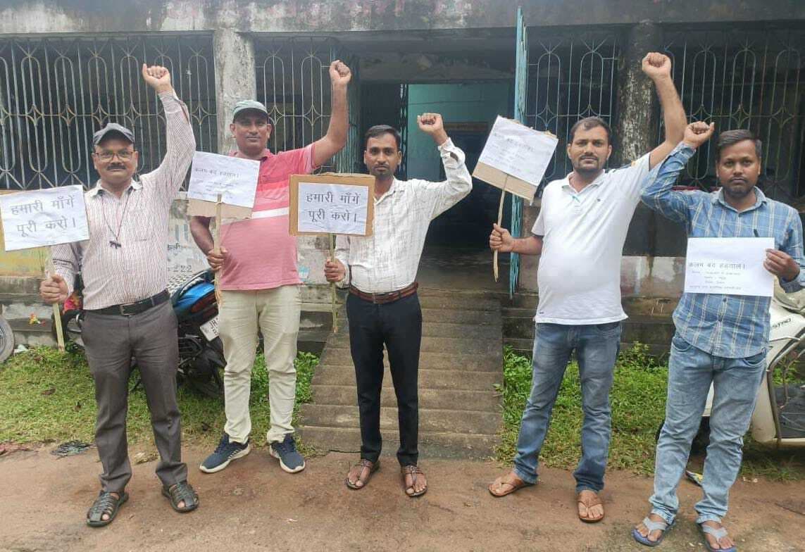 पांच सूत्री मांगों को जेएसएलपीएस कर्मी रहे हड़ताल पर