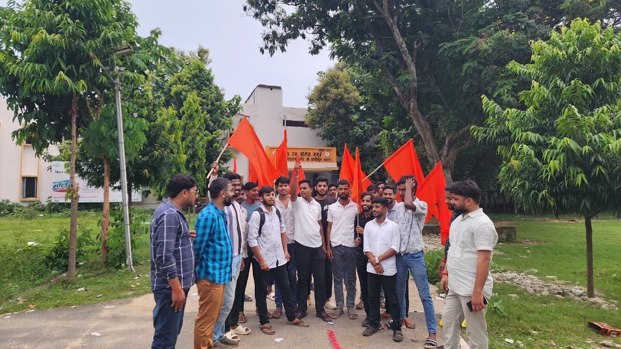 दिल्ली विवि के छात्रसंघ चुनाव में अभाविप की जीत पर मना जश्न