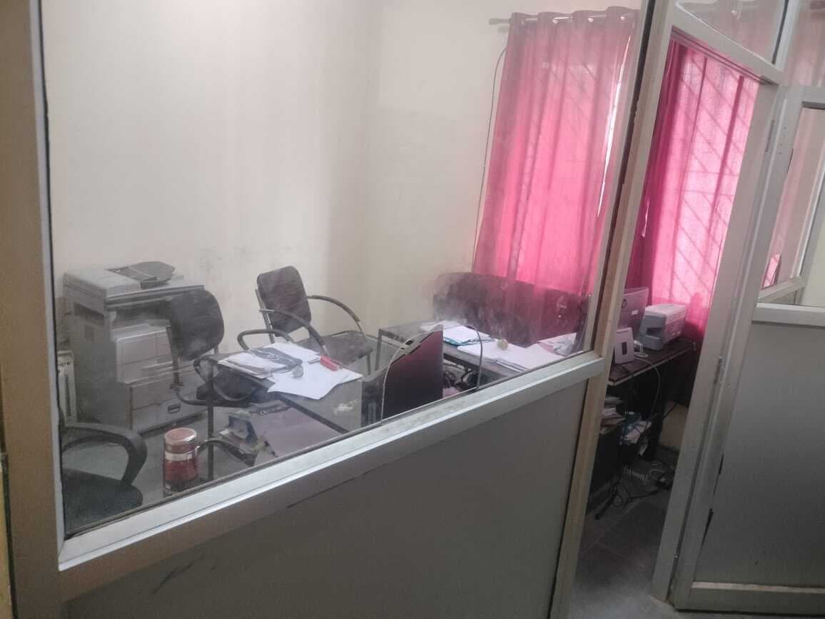 अंचल कार्यालय छोड़कर भागे कर्मचारी व अधिकारी