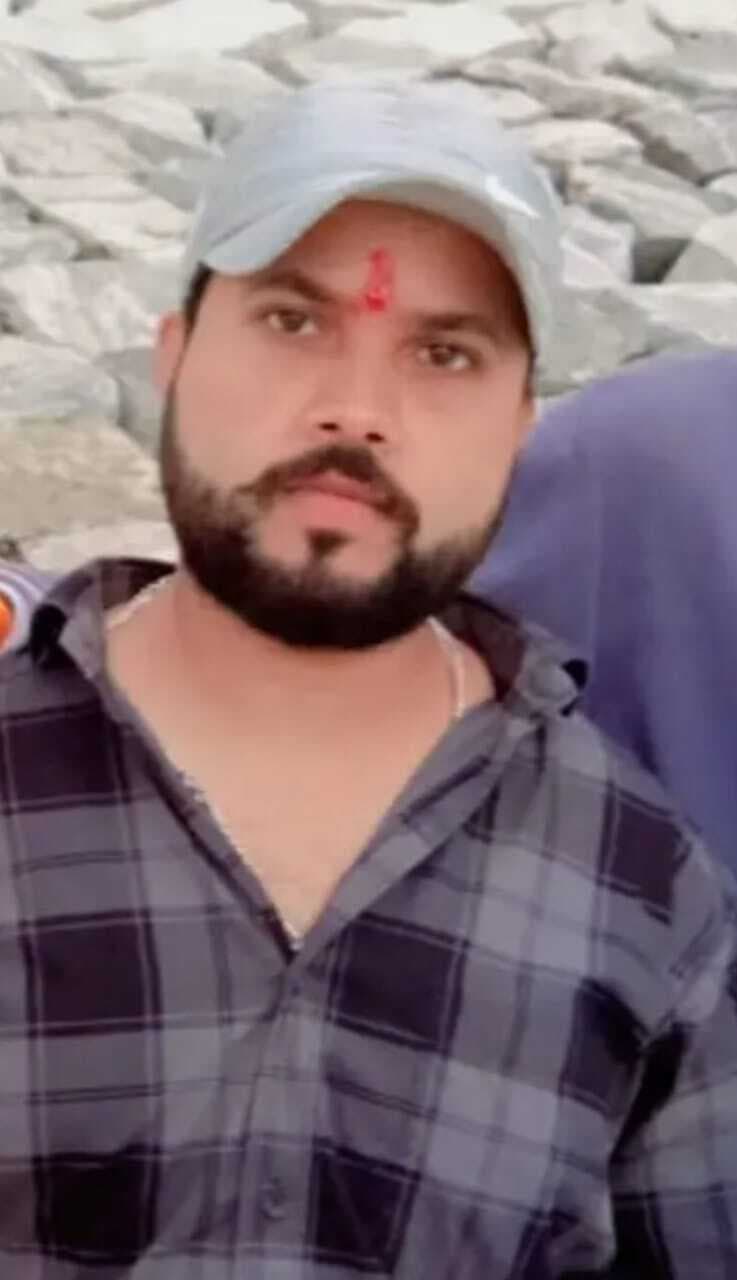 एयरपोर्ट थाना क्षेत्र से युवक का अधजला शव बरामद, सड़क जाम