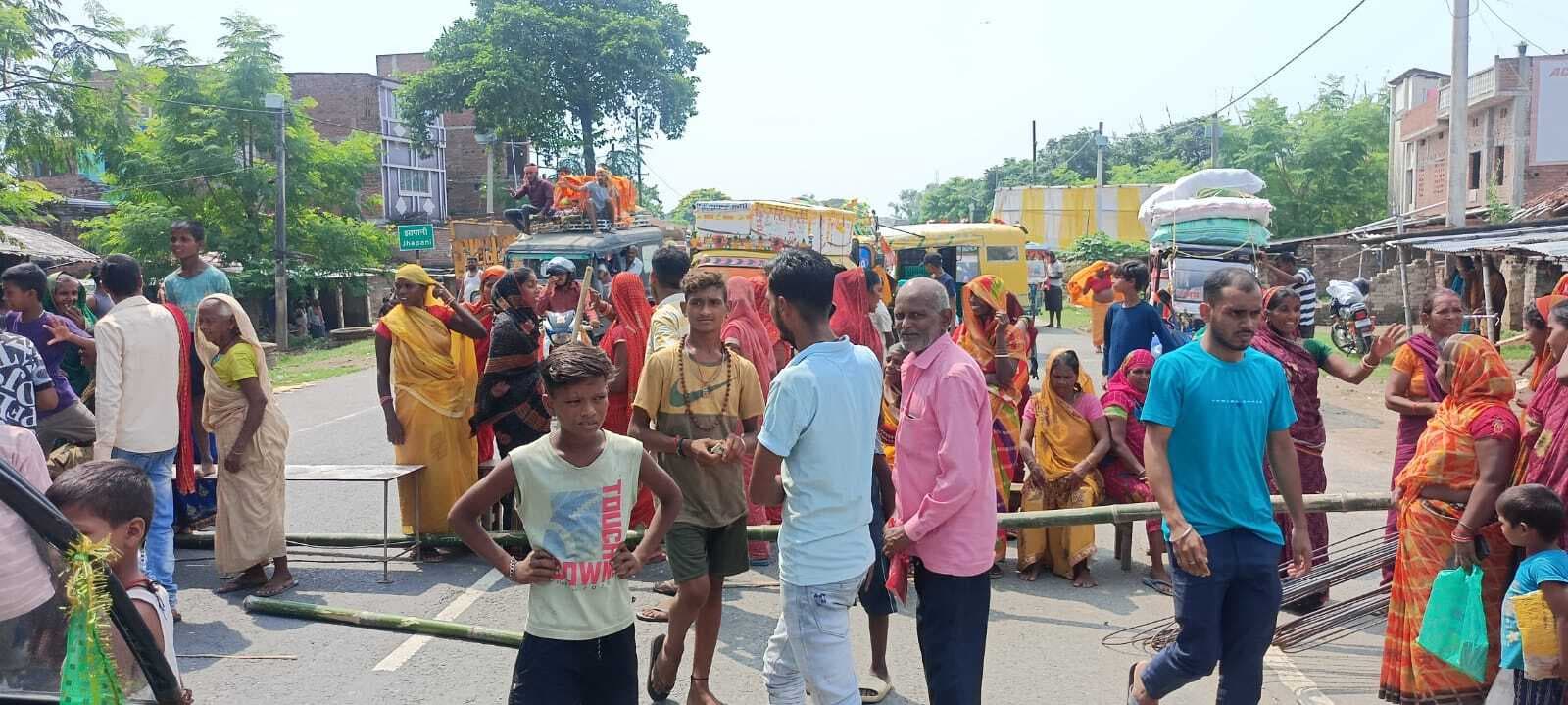 सड़ा चावल बांटने पर भड़के लाभार्थी, एक घंटा तक एनएच-80 को रखा जाम