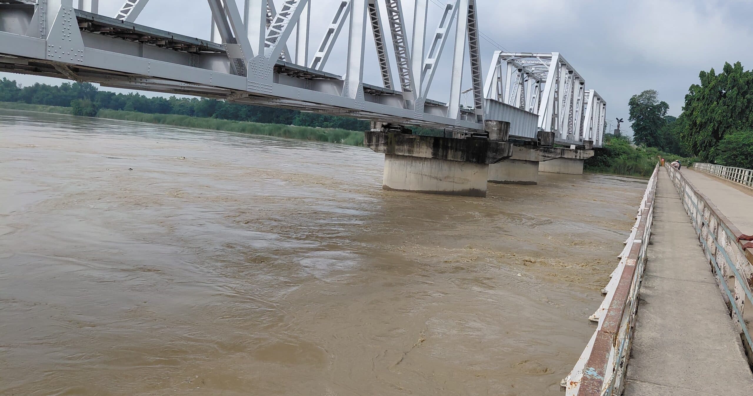 Madhubani News : झंझारपुर में कमला नदी का जलस्तर खतरे के निशान से सवा मीटर ऊपर