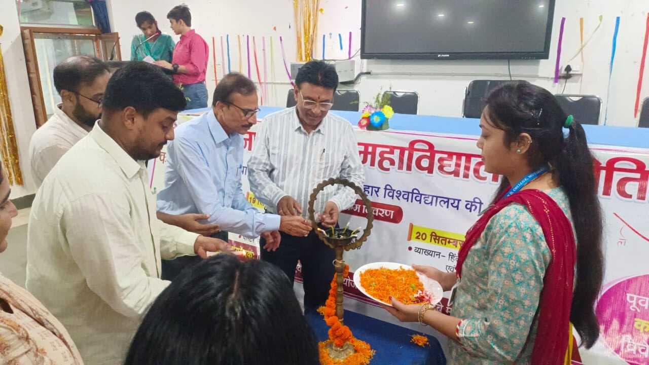 Motihari: हिंदी रूपी मकान को अपनी खिड़कियां दरवाजे खोले रखने की जरूरत : प्रो मृगेंद्र