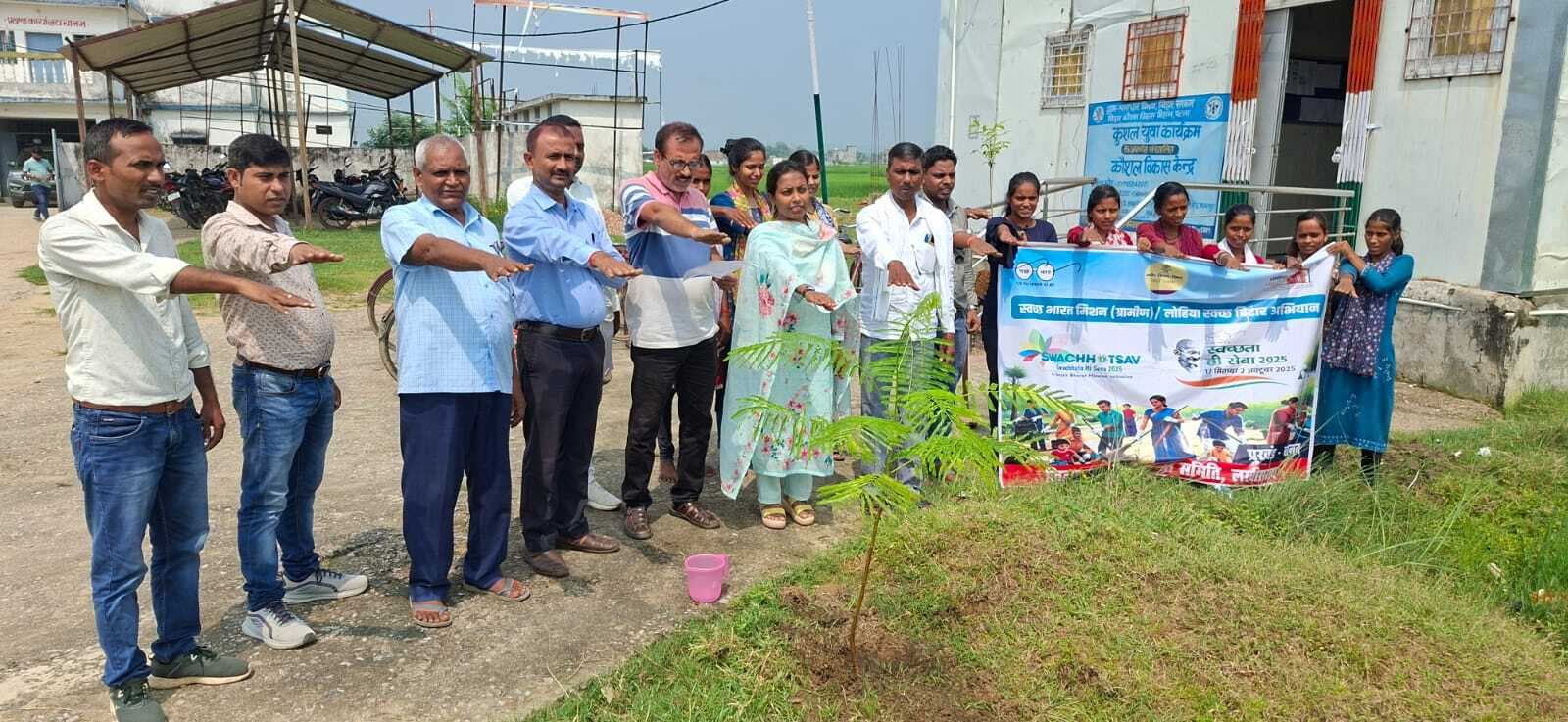 बीडीओ ने स्वच्छता पखवाड़ा के तहत किया पौधारोपण