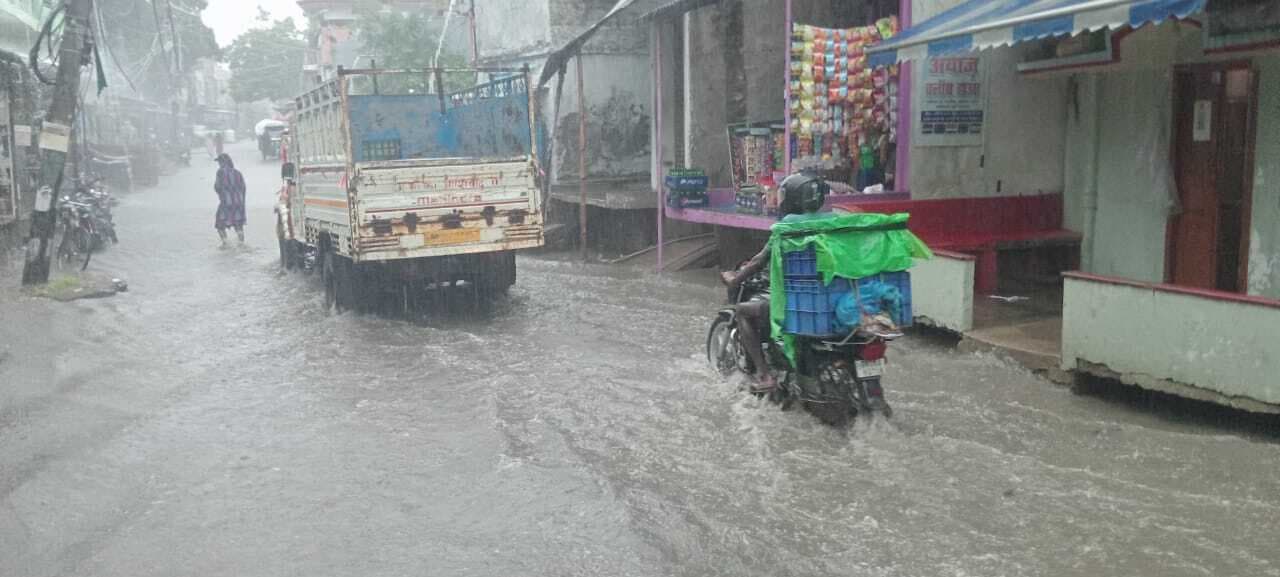 Motihari:दो घंटे की मूसलधार बारिश में जलमग्न हुआ शहर