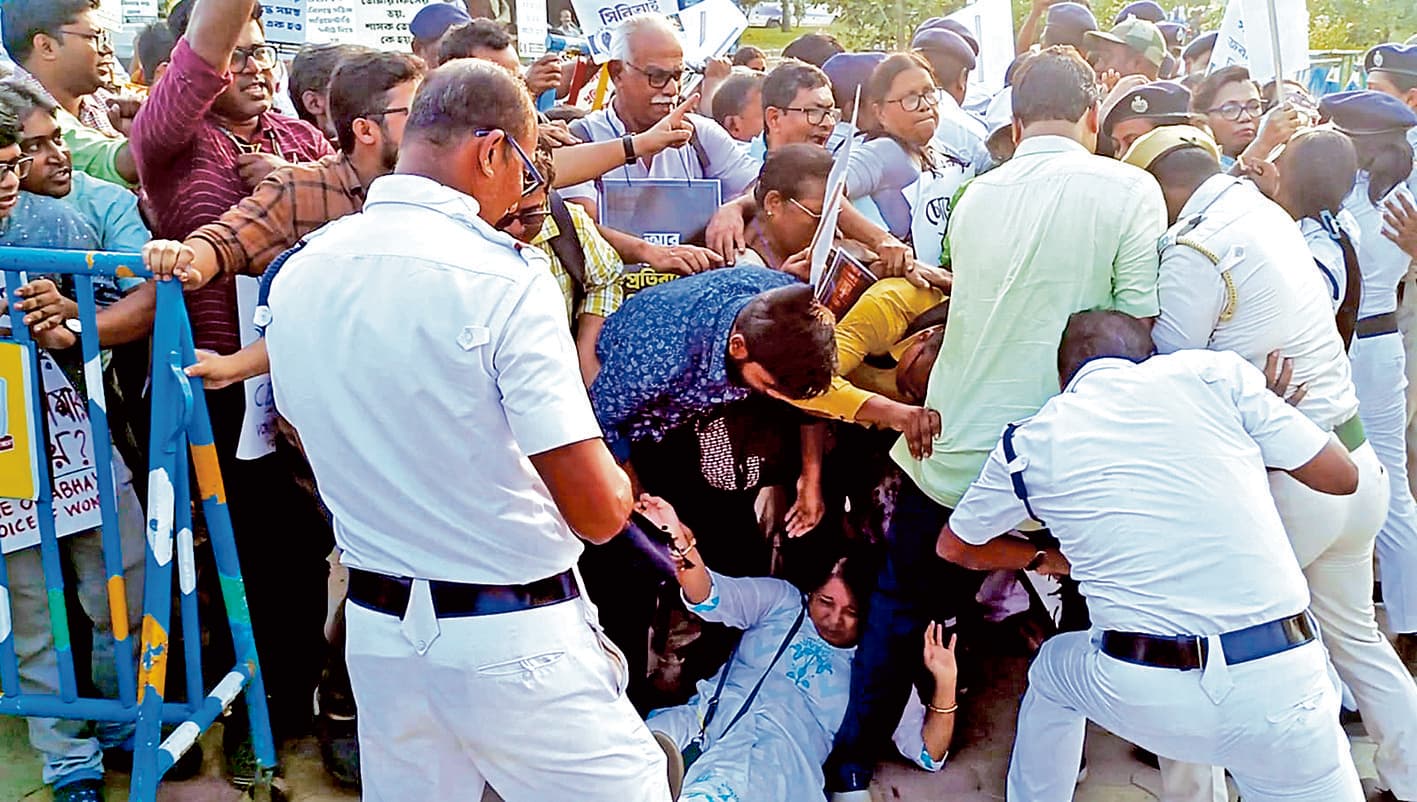 अभया के लिए न्याय की मांग पर फिर सड़क पर उतरे चिकित्सक व नागरिक समाज के लोग