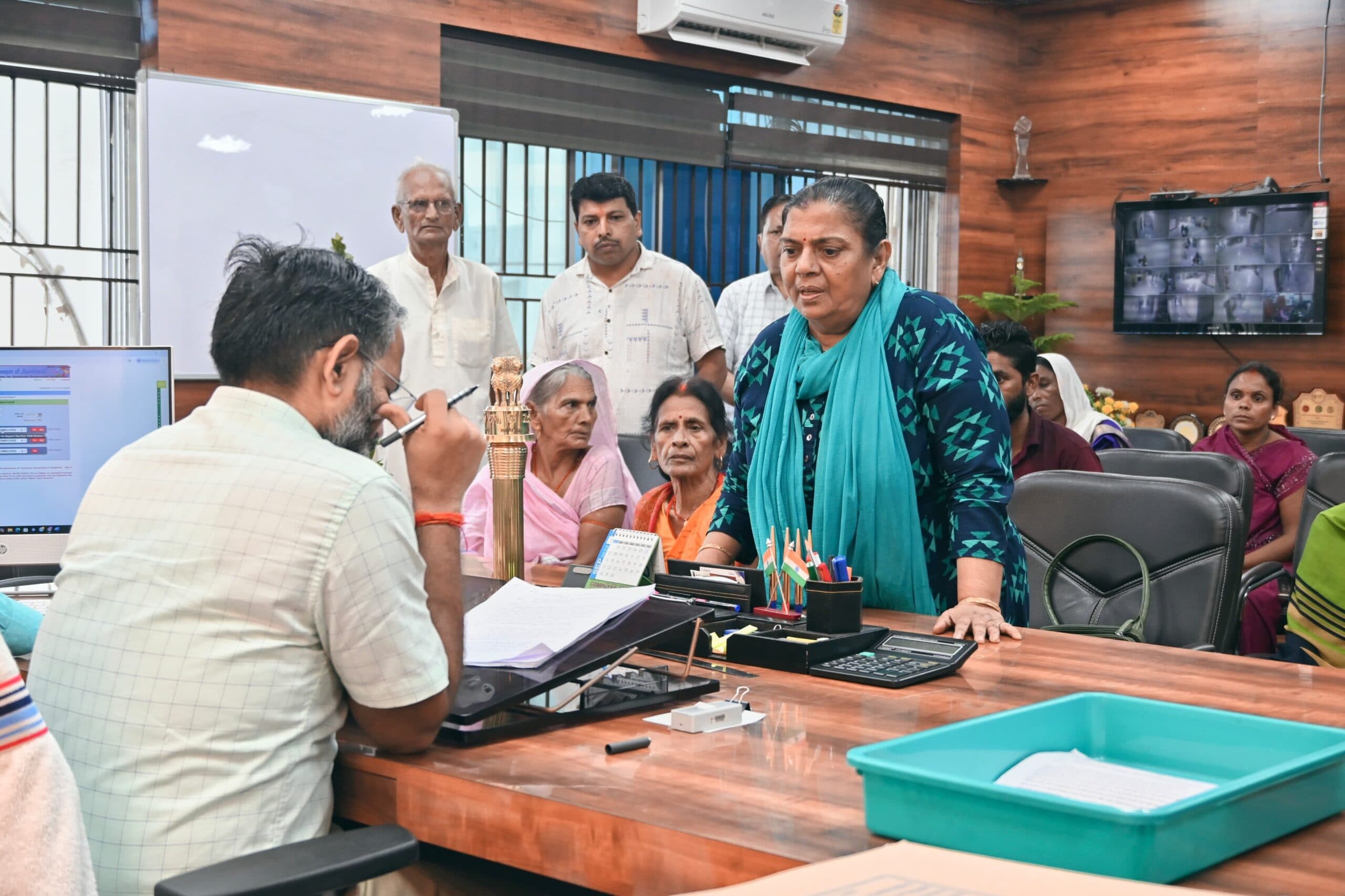 Giridih News :डीसी ने लगाया जनता दरबार, सुनीं समस्याएं