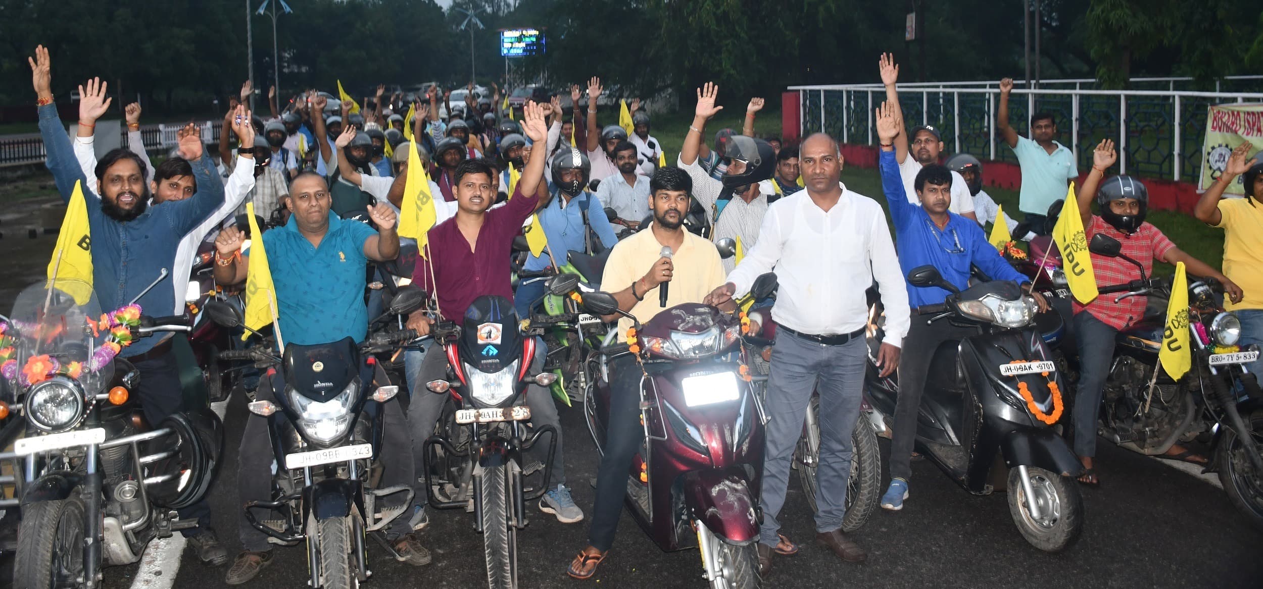 Bokaro News : प्लांट में आक्रोश प्रदर्शन व सभा, तो बाहर निकला बाइक जुलूस