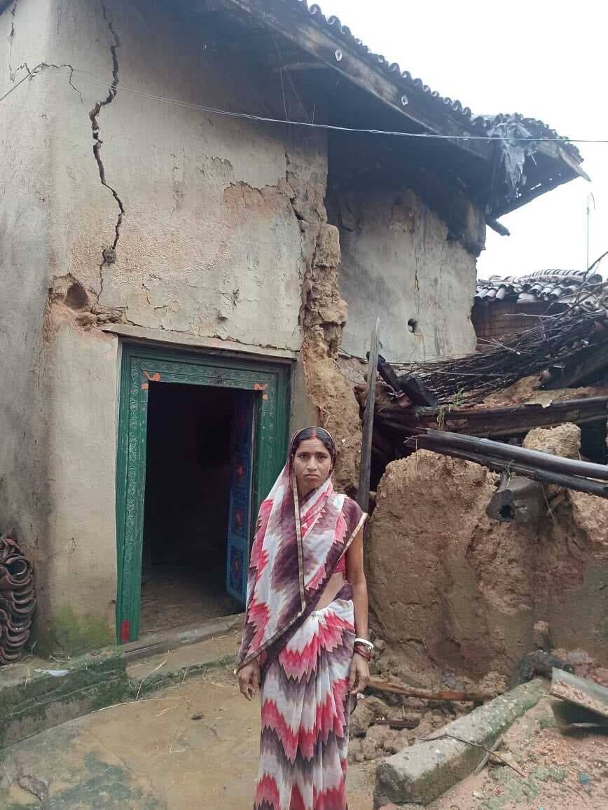 Giridih News :गुरहा में बारिश से गिरा मिट्टी का मकान, बेघर हुआ परिवार