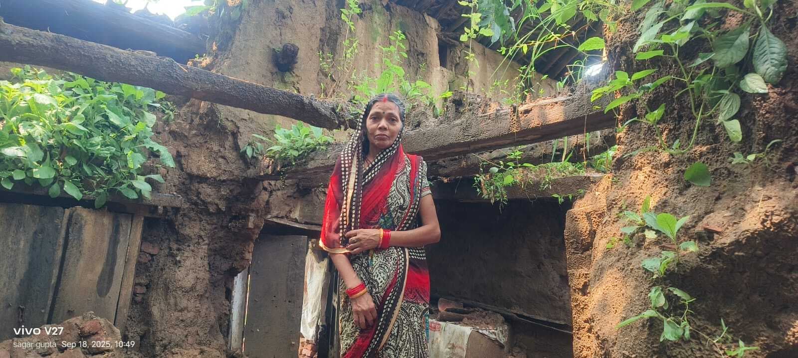 Giridih News :बारिश ने मचायी तबाही, मिट्टी से बने कई कच्चे मकान ढहे