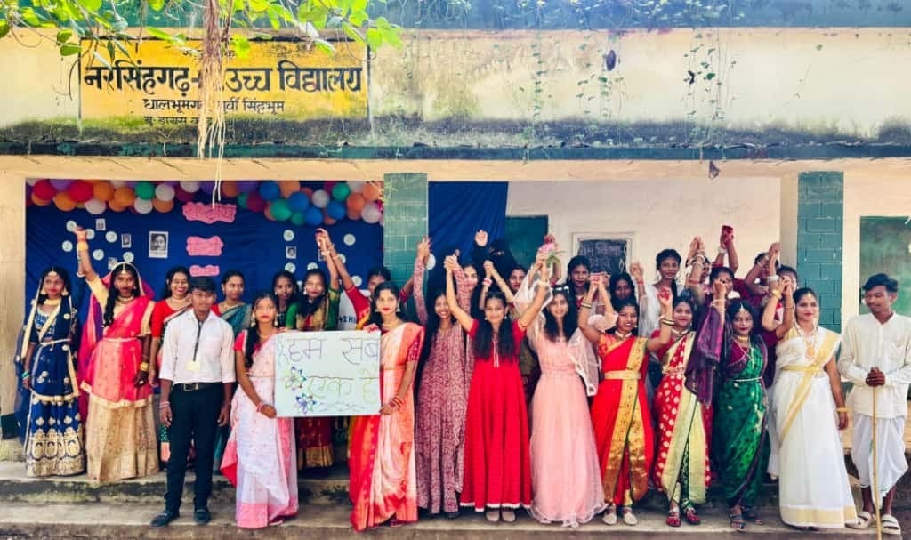 East Singhbhum News : क्षेत्रीय परिधानों में विविधता में एकता का संदेश दिया