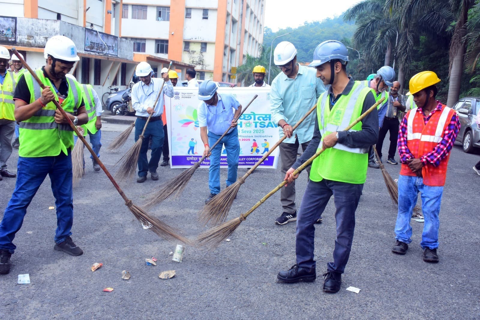 Bokaro News : सीटीपीएस अधिकारियों और कर्मियों ने चलाया सफाई अभियान