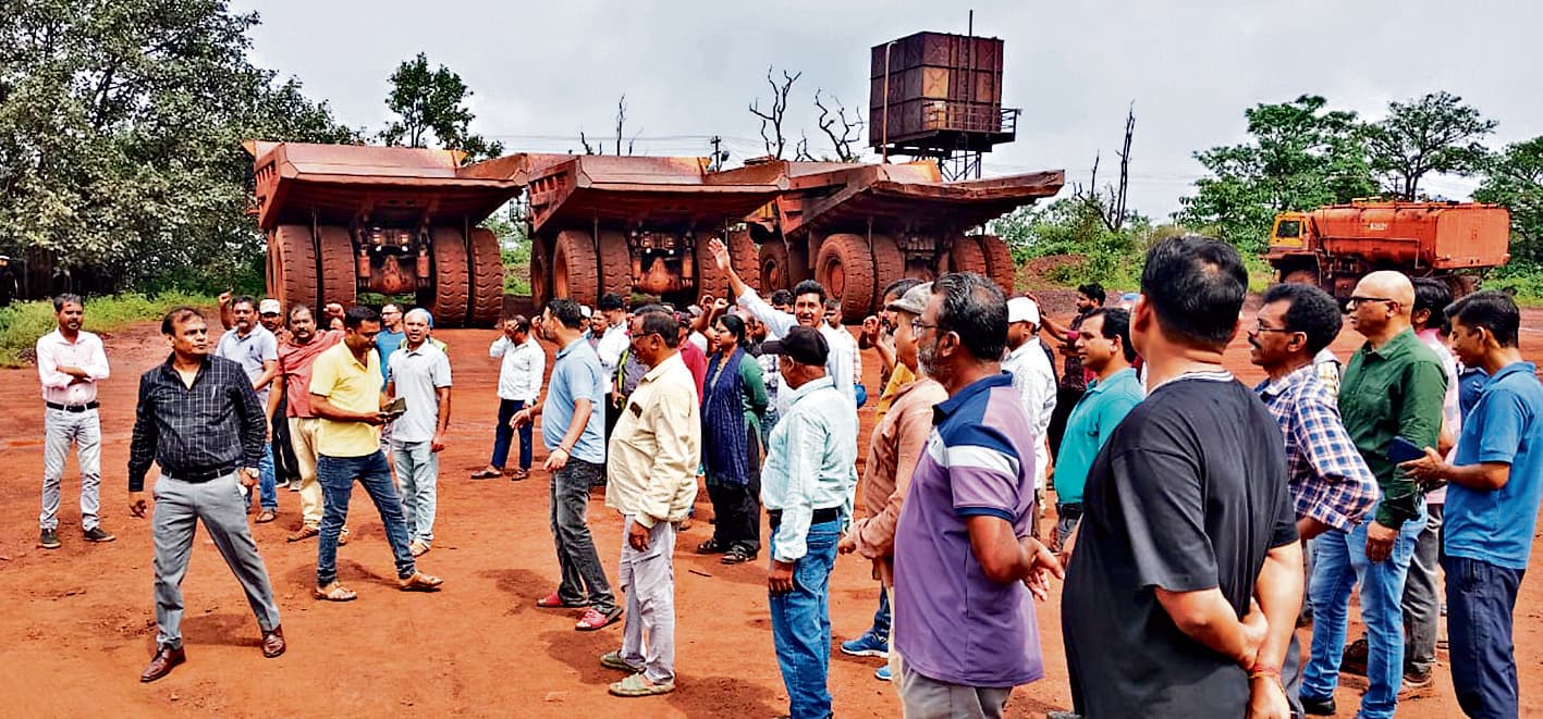 Chaibasa News : मेघाहातुबुरु खदान प्रबंधन पर मनमानी व लापरवाही का आरोप