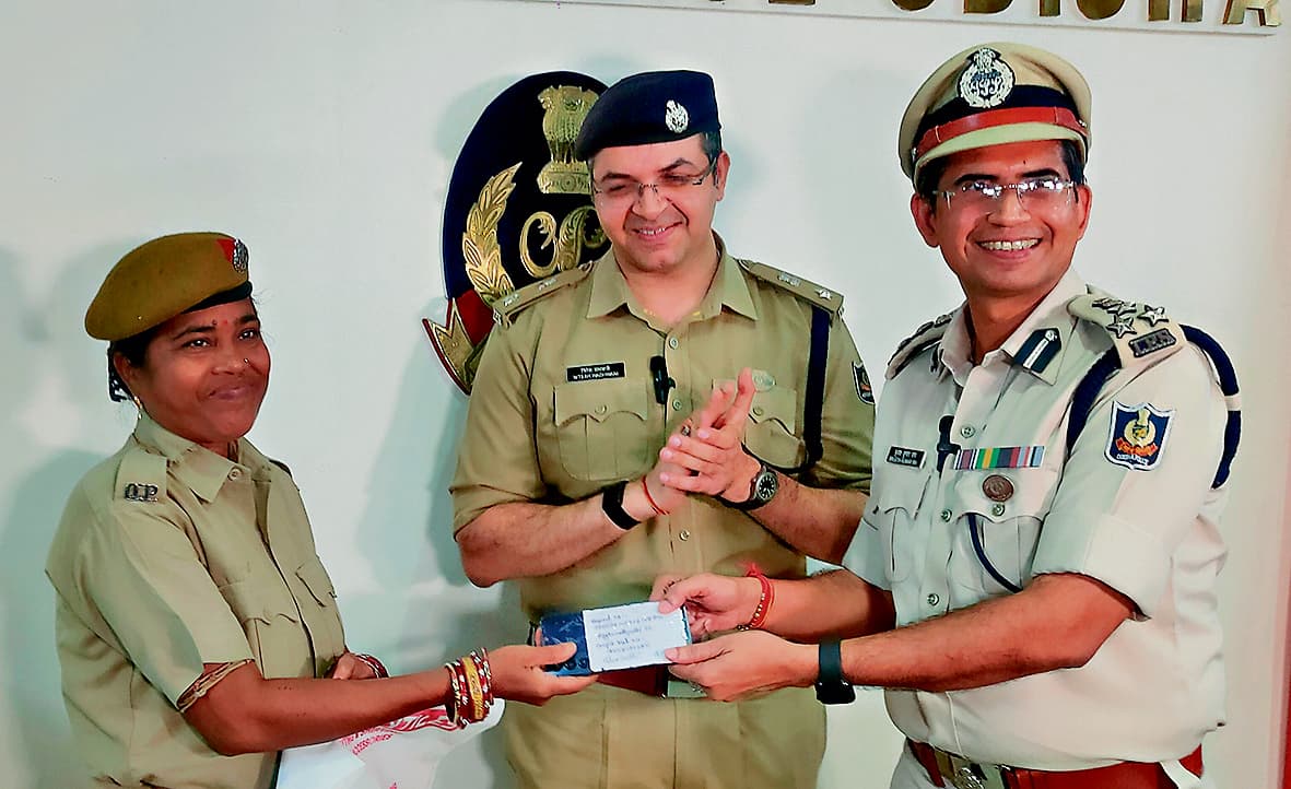 Rourkela News: राउरकेला पुलिस ने चोरी व गुम हुए 82 मोबाइल फोन बरामद किया, मालिकों को सौंपा गया