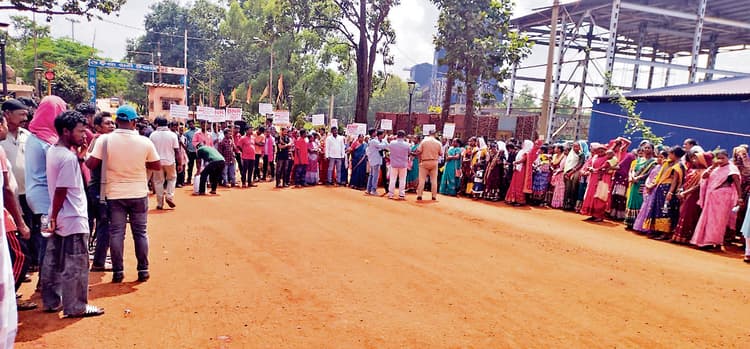 Rourkela News: बीएनआर लॉजिस्टिक के निदेशक पर दादागिरी व मनमानी का लगाया आरोप, किया प्रदर्शन