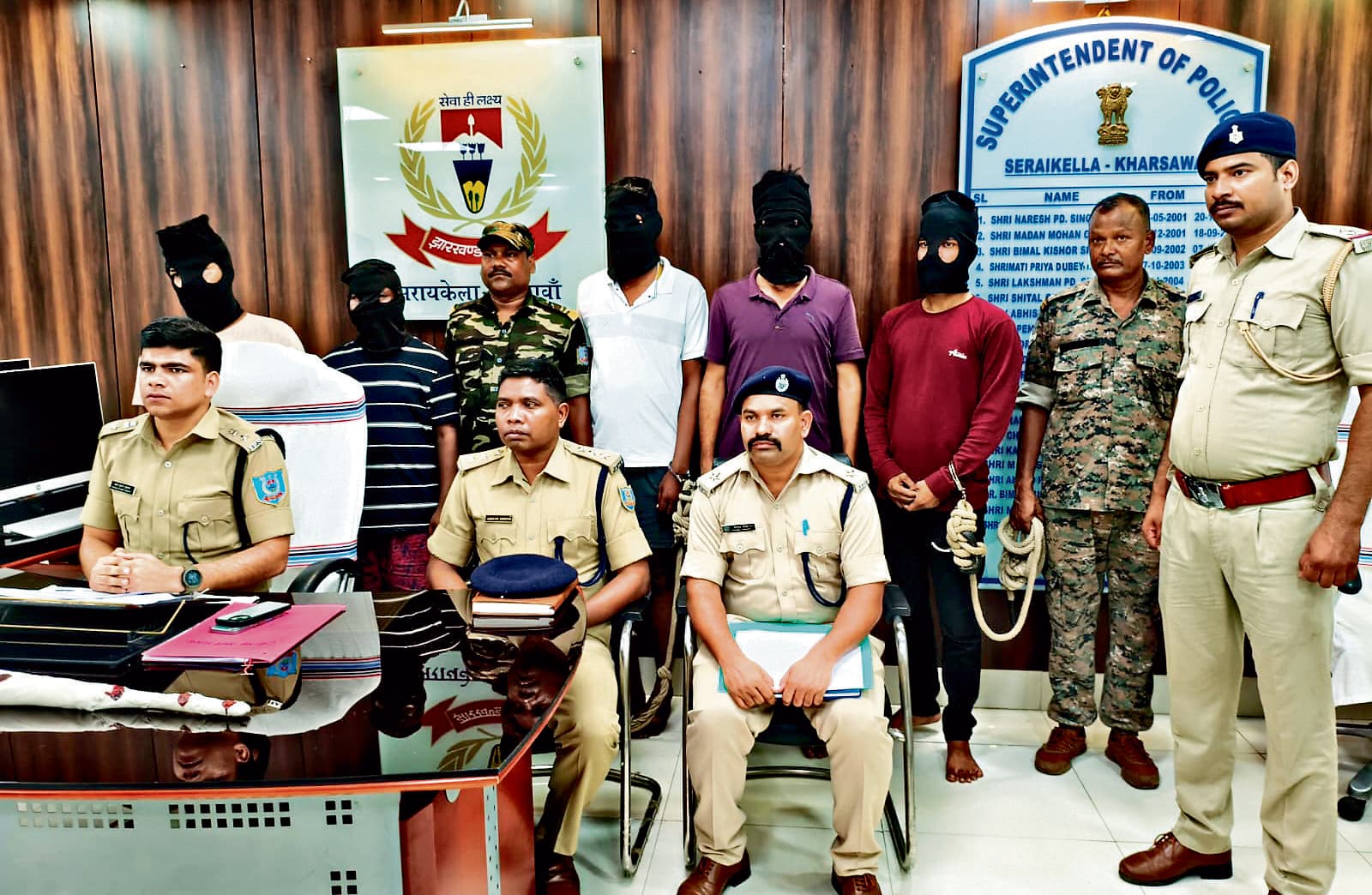 Seraikela Kharsawan News : अपराध की योजना बनाते पांच अपराधी गिरफ्तार, राइफल व देसी कट्टा बरामद